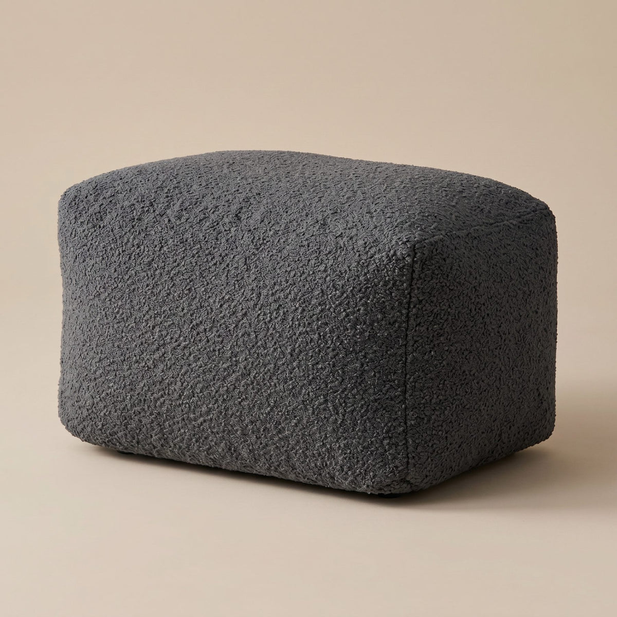 Pouf repose-pied extérieur Nomaï gris anthracite en tissu bouclé doux