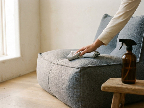 Comment nettoyer un pouf en tissu sans l'abîmer ? Guide par matière
