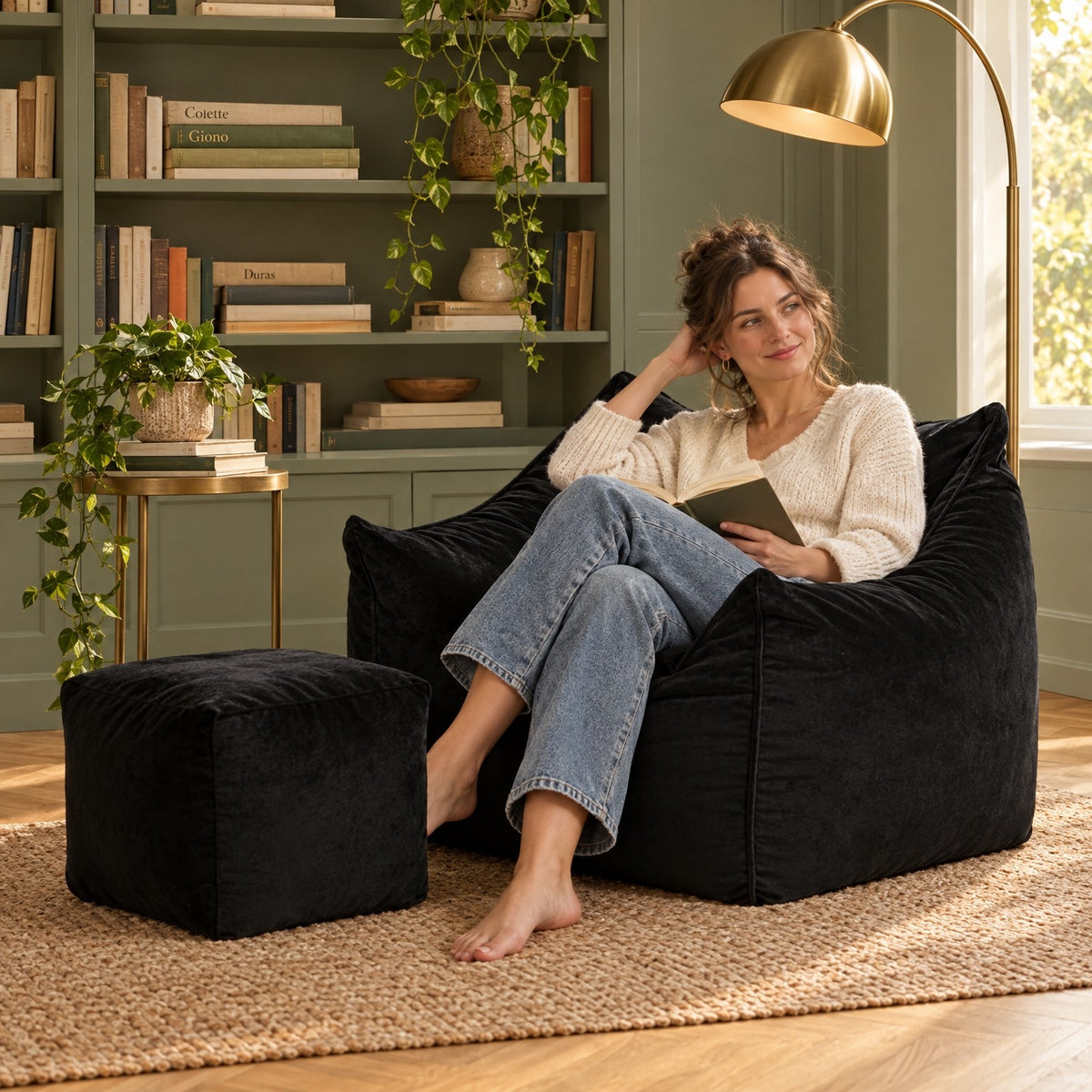 AURA | Fauteuil pouf velours ras et repose-pied | Nomaï – ambiance 1