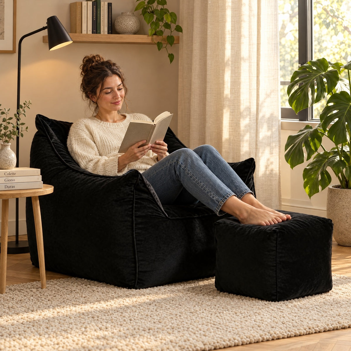 AURA | Fauteuil pouf velours ras et repose-pied | Nomaï – ambiance 2