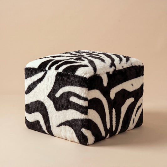 STOOLY | Pouf cube faux fur vache | Nomaï – Zèbre