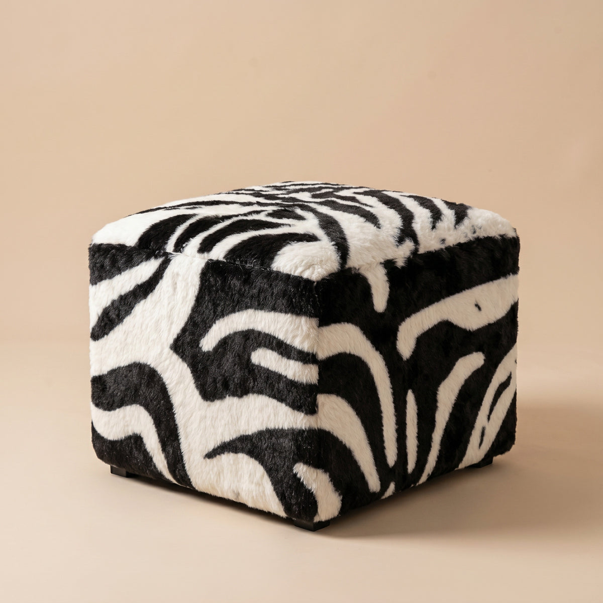 pouf-cube-faux-fur-vache Nomaï