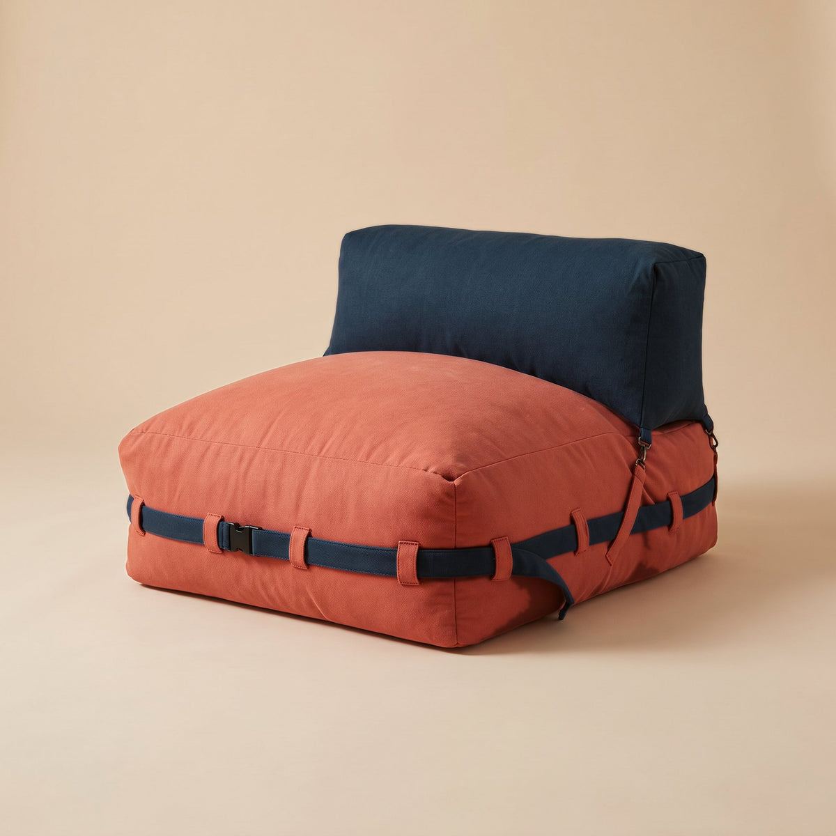 AURA | Pouf de sol avec dossier | Nomaï – Assise orange, dossier marine