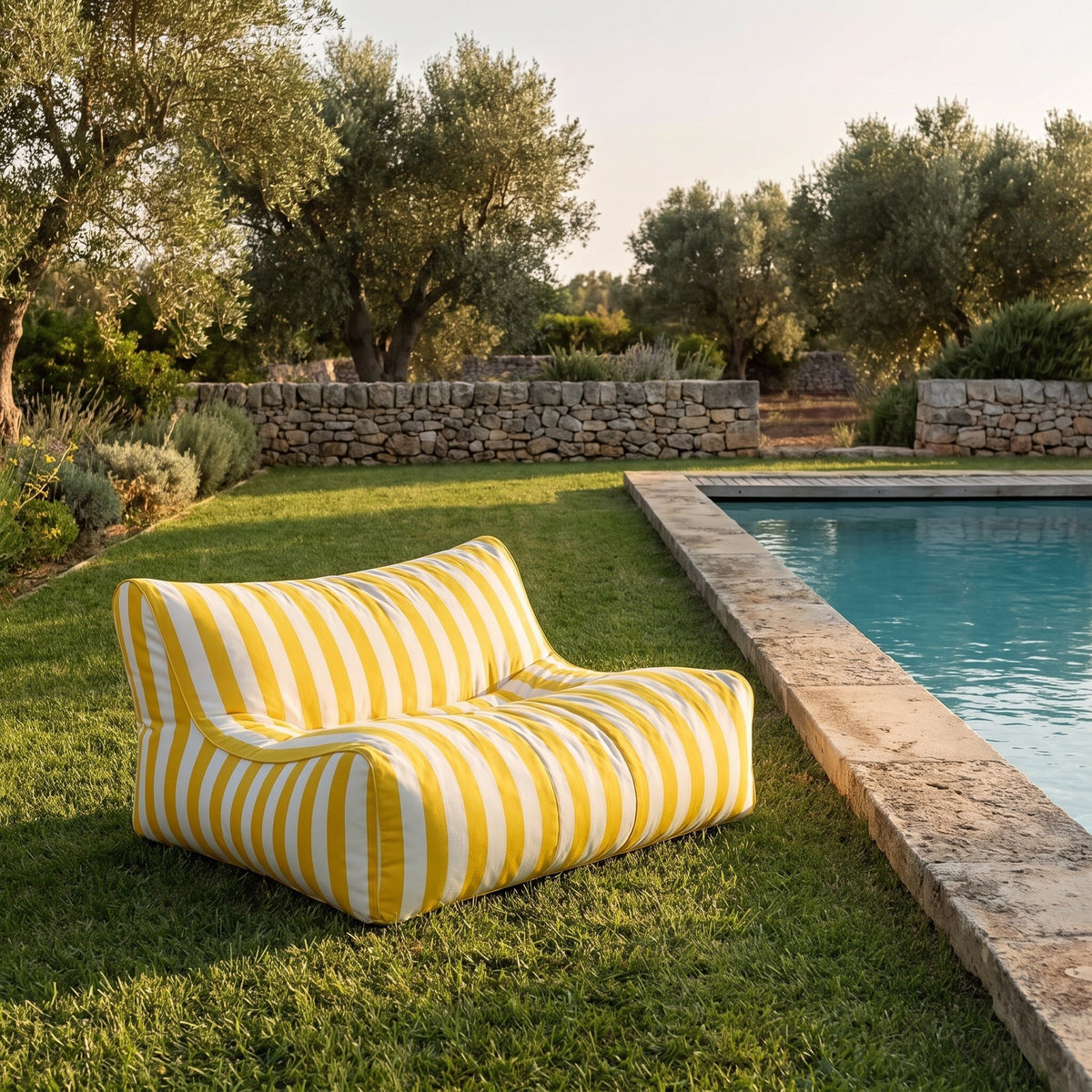 SOLIS | Pouf géant pour extérieur | Nomaï – sur la pelouse, coloris Jaune