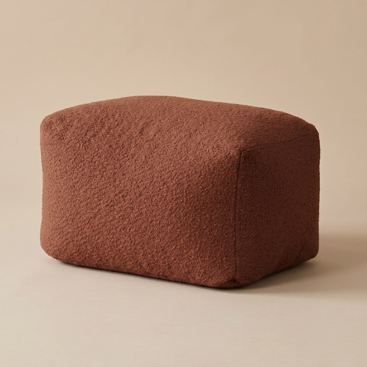 Pouf repose-pied extérieur Nomaï marron terracotta en tissu bouclé doux